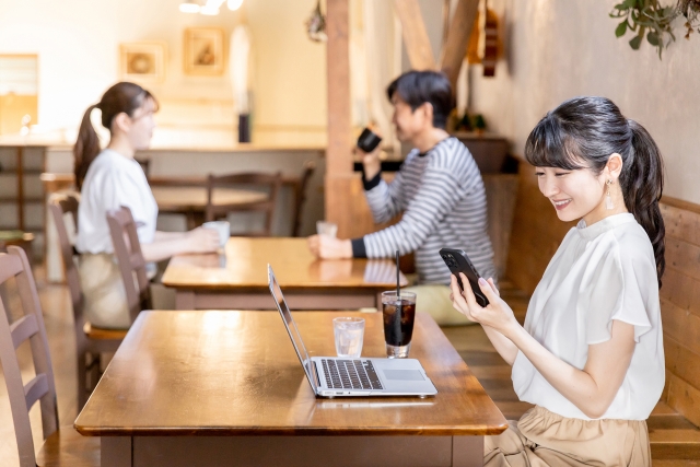 リモートワークをする女性